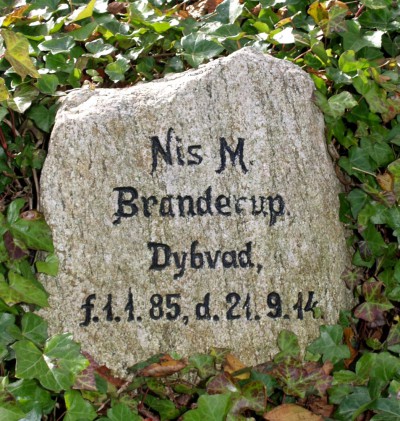 Mindesten, Rise Kirkegård