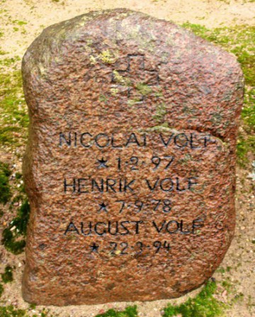 Mindesten, Broager Kirkegård, med de tre brødre Nicolai, Henrik og August Hansen Wolff fra Egernsund