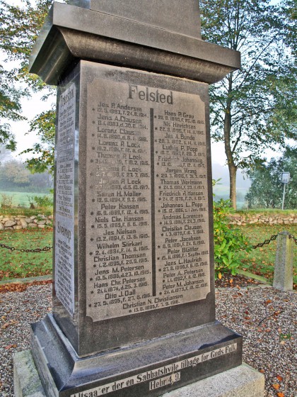 Mindesten, Felsted Kirkegård. I venstre side ses 4 af de 5 brødre Lock, Som faldt i krigen: Lorenz, Thomas, Rasmus og Jørgen Lock. Den sidste bror, Hans Peter Lock, står på samme sten under Tombøl