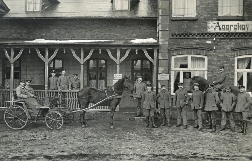 Den administrative del af kanonbatteriet i Gammelskov ved Agerskov 1917. Af teksten på skiltene fremgår det, at der i huset var skriverstue, kontor og infirmeri/sygestue. Huset eksisterer stadig, og er beliggende på Hovedgaden i Agerskov.