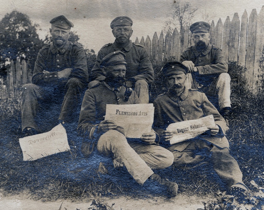 Soldater med danske aviser