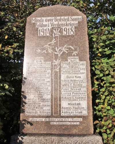 Mindesten, Bedsted Kirkegård. Øverst til venstre står Thomas og August Friedrichsen nævnt som brødre