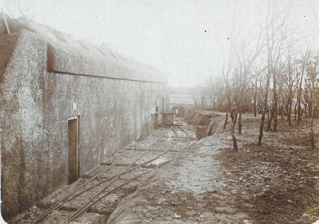 Gammelskov-Batteriet ved Agerskov november 1917. Foran ammunitionsbunkeren ses sporene fra banen og en vogn som skulle bruges til at transportere de tunge granater hen til kanonerne. Hele batteriet blev sprængt i 1920’erne, og ligger i dag som en ruin.