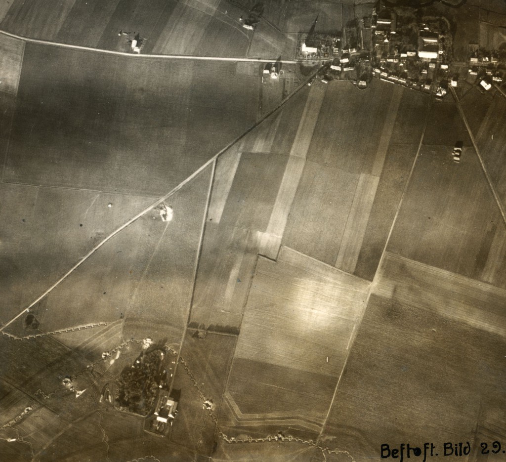 Luftfoto af Bevtoft 1916/1917. Ejendommen ”Teglgård” ses i billedets nederste venstre hjørne. Forløbet af skyttegravstrachéet med slange- og zigzag-formede forbindelsesgrave ses tydeligt. Pigtrådsbælterne ses som to parallelle mørke skygger foran skyttegraven. De fem synlige bunkere på billedet ses som mørke firkanter med hvidt omkring (Johannes Bruchhof, Koblenz).