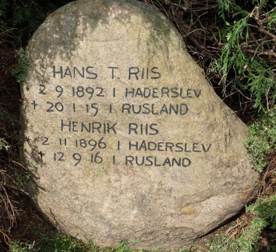 Mindesten, Damager Kirkegård, Haderslev, med brødrene Hans og Henrik Riis
