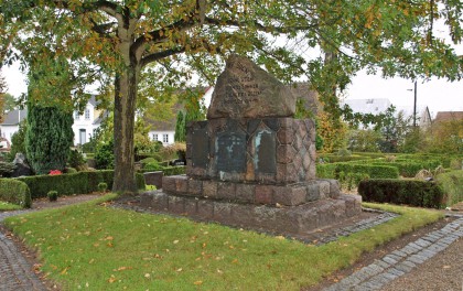 Mindesten, Ullerup Kirkegård