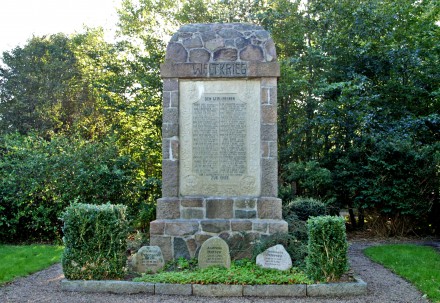 Detalje af mindesten, Ubjerg Kirkegård med brødrene Emil og Christian Carstensen