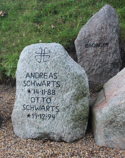 Mindesten, Broager Kirkegård med brødrene Andreas og Otto Schwarz, som faldt samme dag 