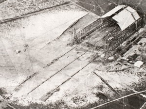 Dobbelthallen Toska under opførelse sommeren 1915 (Tønder Zeppelin- og Garnisonsmuseum)