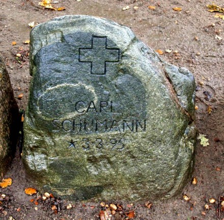 Mindesten over Carl Schuhmann. Broager Kirkegård