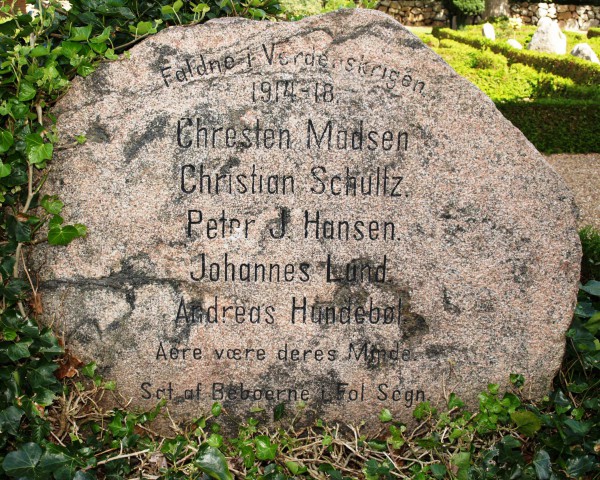 Mindesten. Fole Kirkegård