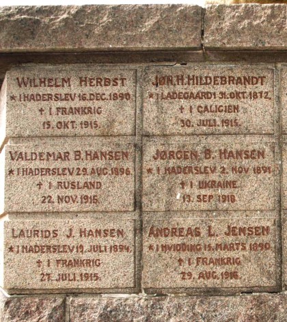 Mindesten med Wilhelm Herbst. Haderslev Klostergård