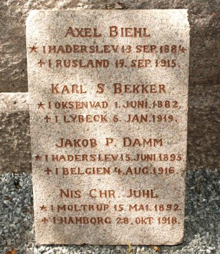 Mindesten. Haderslev Klosterkirkegård. Med Axel Biehls navn