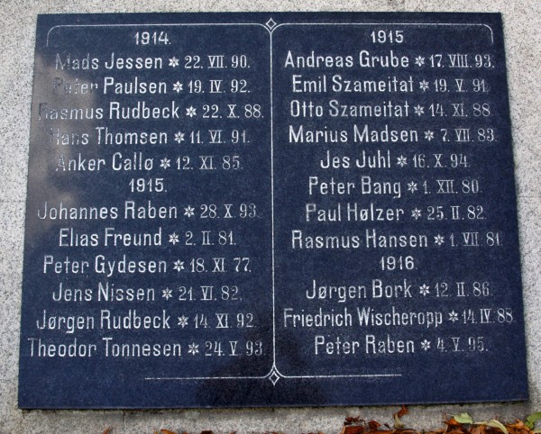 mindesten. Hoptrup Kirkegård. Med Peter Bangs navn