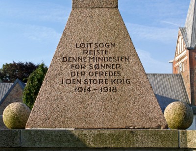 Detalje fra mindestenen på Løjt Kirkegård. Christian Thomsens navn står på mindestenen