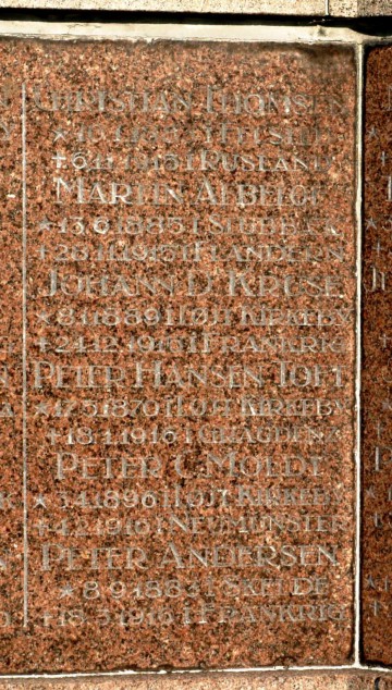 Detalje af mindesten, Løjt Kirkegård, med Martin Aebeloes navn 