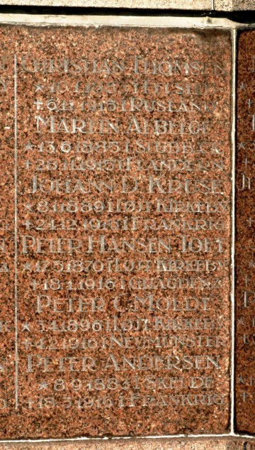 Detalje af mindesten, Løjt Kirkegård, med Martin Aebeloes navn
