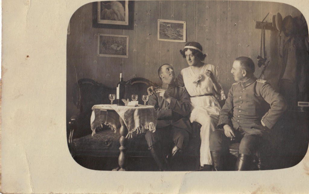 1915-11-14 LIR84 - Postkort af 2 officerer og en dame