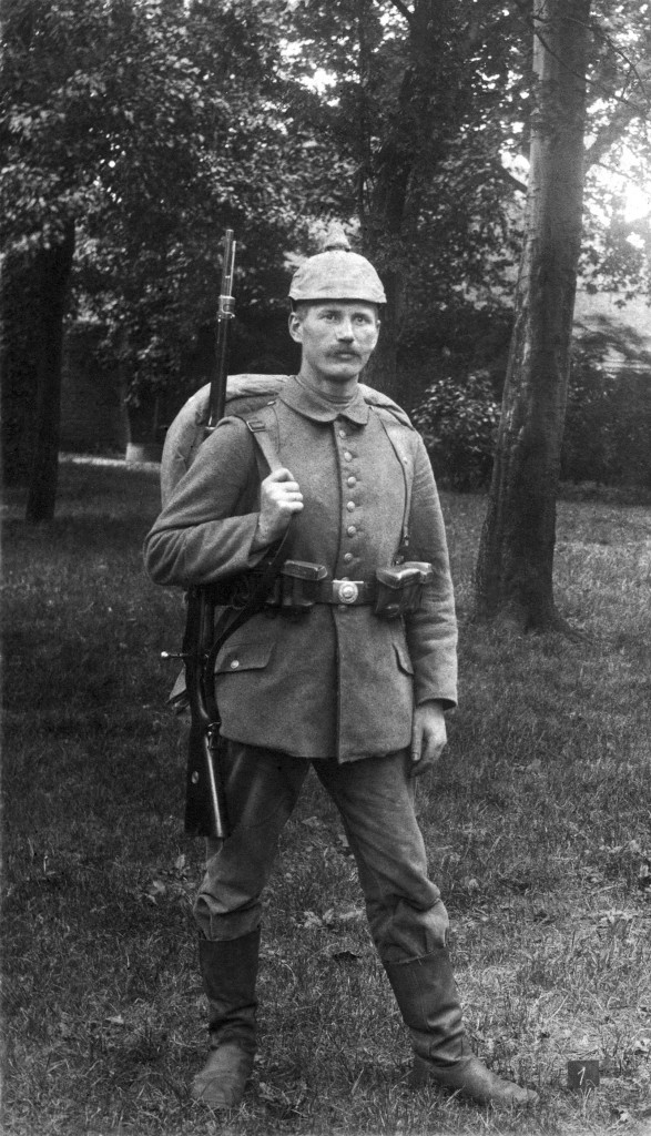 [dansk]: Billedet udlaant juli 2011 af Ruth STÖWE og hendes datter Britta STÖWE (f. 1960), der er barnebarn af Marie (Misse/Missi) SKOV (f. 1893-11-22 - ?), gift med Emil STÖWE (f. 1894-06-06) til Niels BORG, barnebarn af Auguste Thomsen SKOV (1896-02-14 - 1978-03-09) , gift Borg. [deutsch]: Bild verliehen juli 2011 von Ruth STÖWE, Eberswalde und ihr tochter und Britta STÖWE (f. 1960), Eberswalde, Enkel von Marie (misse/Missi) SKOV (f. 1893-11-22 - ?), verheiratet mit Emil STÖWE (geb. 1894-06-06) an Niels BORG (geb. 1948-03-26), Enkel von Auguste Thomsen SKOV (1896-02-14 - 1978-03-09), verheiratet Borg. [english]: Photo lent july 2011 from Ruth STÖWE, Eberswalde and her daugther Britta STÖWE b. 1960), Eberswalde, grandchild from Marie (Misse/Missi) SKOV (f. 1893-11-22 - ?), maried to Emil STÖWE (b. 1893-11-22 - ?) to Niels BORG, grandchild from Auguste SKOV (1896-02-14 - 1978-03-09), maried Borg.