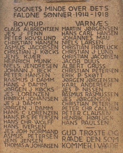 Detalje fra mindesten, Varnæs Kirkegård med Christian Petersens navn midt i højre side