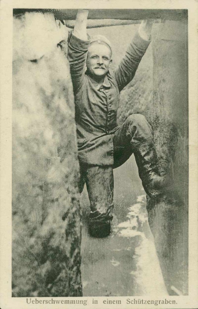 Oversvømmet skyttegrav, postkort afsendt af soldat ved Füsilier-Regiment Nr. 86 (Arkivet ved Dansk Centralbibliotek)