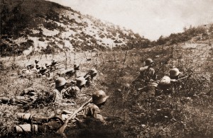 Bulgarian_soldiers_with_wire_cutters_WWI