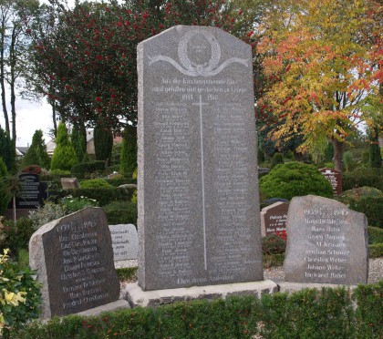 Mindesten, Rise Kirkegård. Christian Tranum står som nr. 5 i højre side