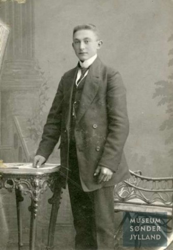 Christian Theodor Ebeling (1894-1916) Bro, Ketting